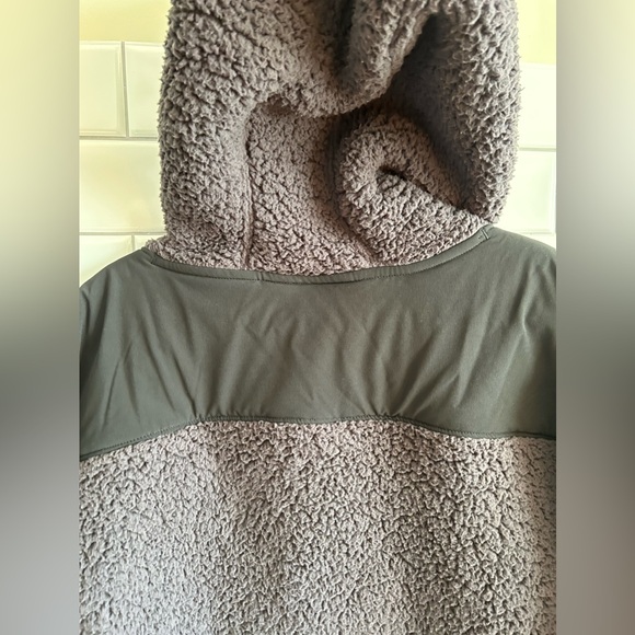 Under Armour Teddy Bear Sweater Size M - Picture 3 of 10